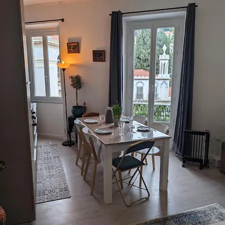 2 Pièces , Centre , 100 Mètres Des Plages. Appartamento