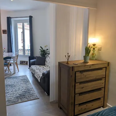 2 Pièces , Centre , 100 Mètres Des Plages. Appartamento *