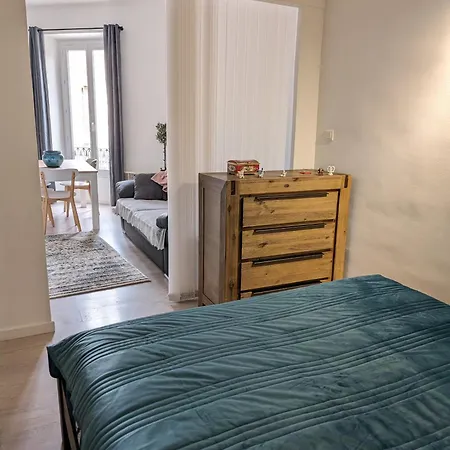 2 Pièces , Centre , 100 Mètres Des Plages. *